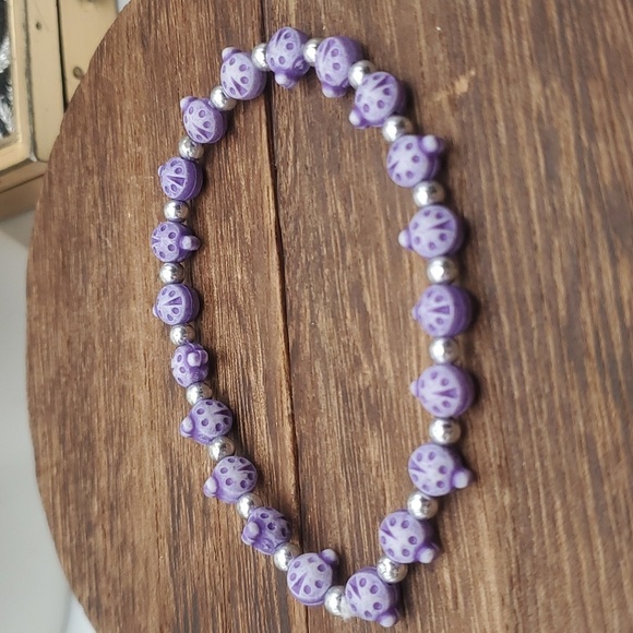 Lilacs and ladybugs purple hue bracelet 💜  B1940 - Picture 1 of 3